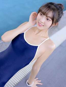 甜美白皙丸子头美女着性感蓝色吊带死库水泳池玩水湿身写真图片