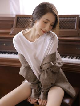 钢琴架前的白皙美腿美女，穿着男友西装T恤的别样魅惑力