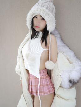 冰天雪地里的动人女孩，丰满童颜美女徐微微性感户外敬业写真图片