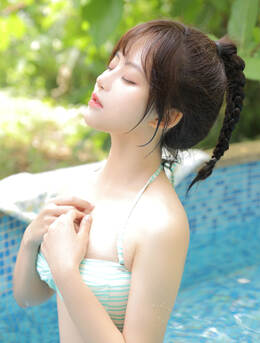 泳池里玩水游泳的麻花辫可爱泳装美女MM销魂性感图片