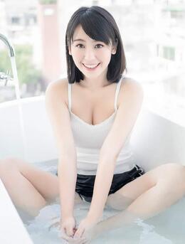 日系美女吊带背心运动短裤热裤浴室湿身诱惑写真图片