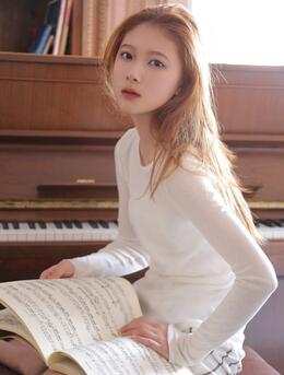 钢琴前的白皙文静迷人美少女白衣短裤唯美私房写真图片