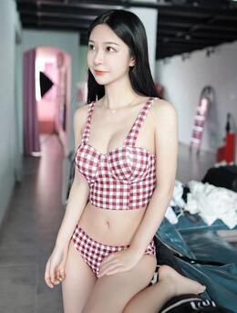 苗条身材与娇柔姿态，美女luna张静燕性感甜美写真图片