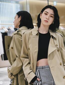 三吉彩花逛服装店试衣写真图片，纤细身材加小蛮腰会穿会搭