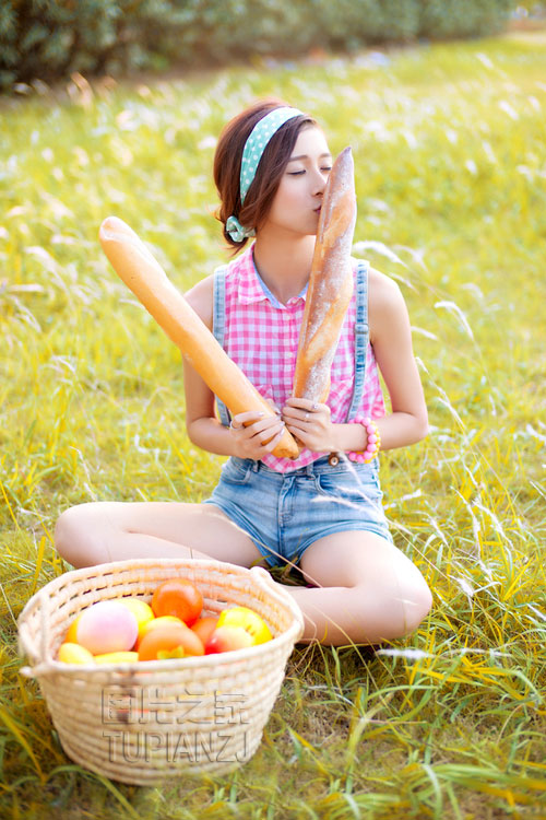 女孩郊游自拍照 阳光下的小可人