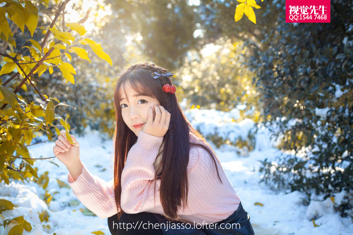 90后清纯少女冬日雪地写真  皮肤白皙如雪