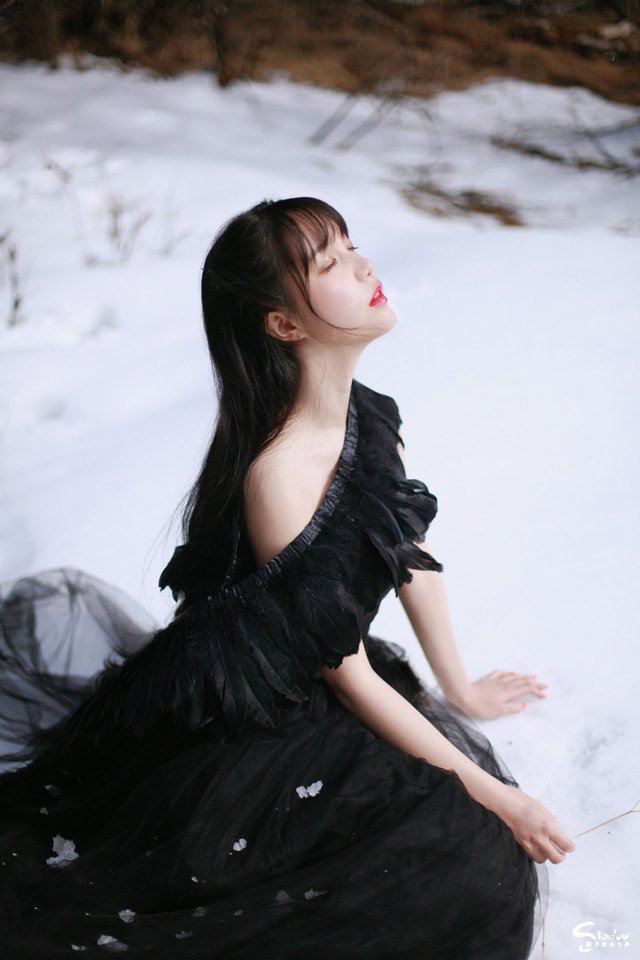 花季少女冬日雪地写真   唯美伤感