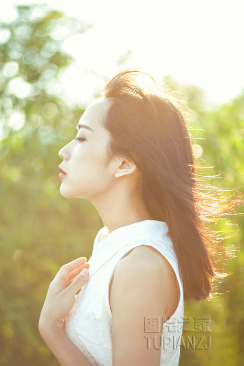 白裙女孩海边甜美照 淡雅清新