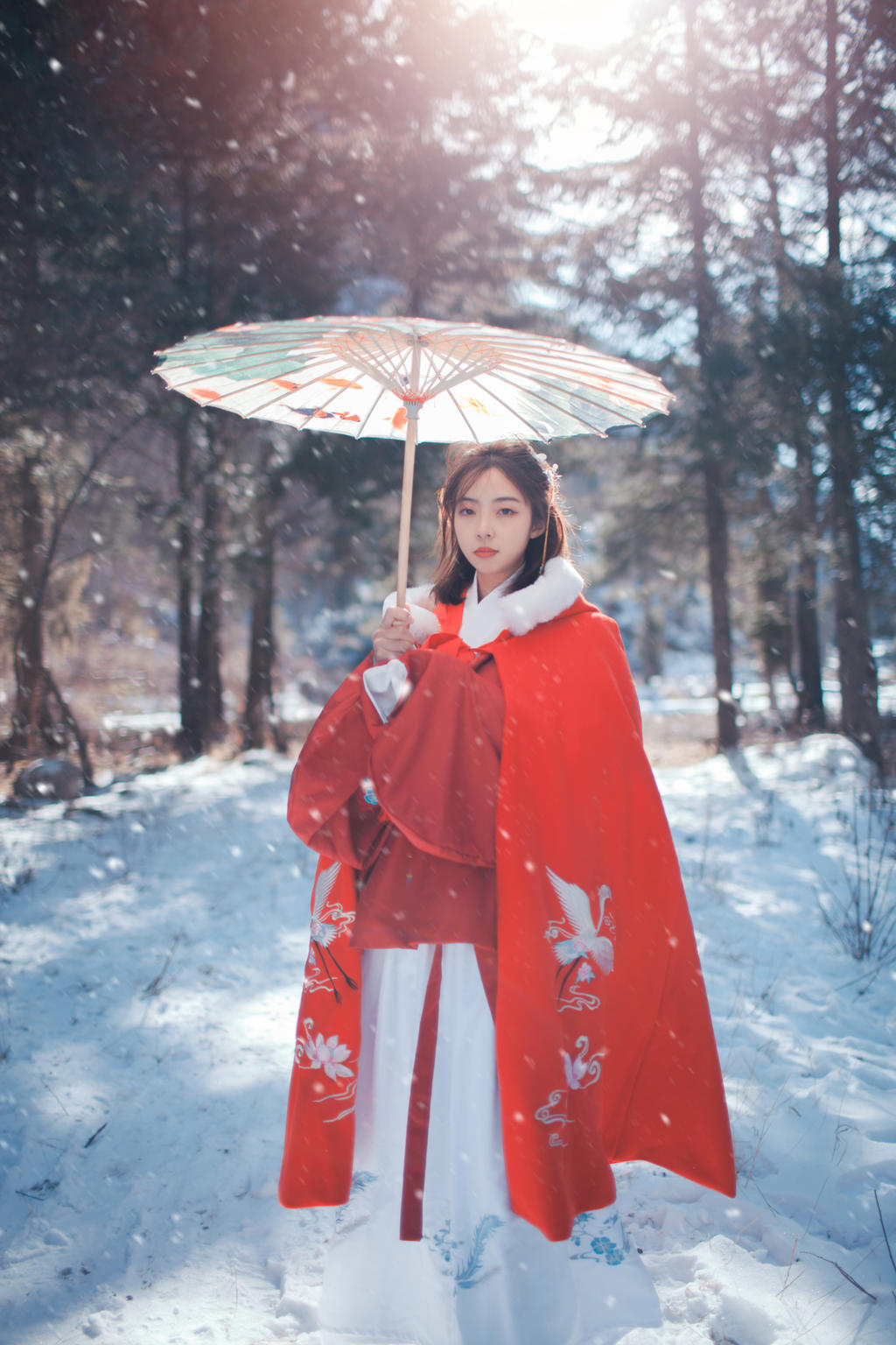 雪地里悠闲漫步的红色古装美女森系唯美个性写真集