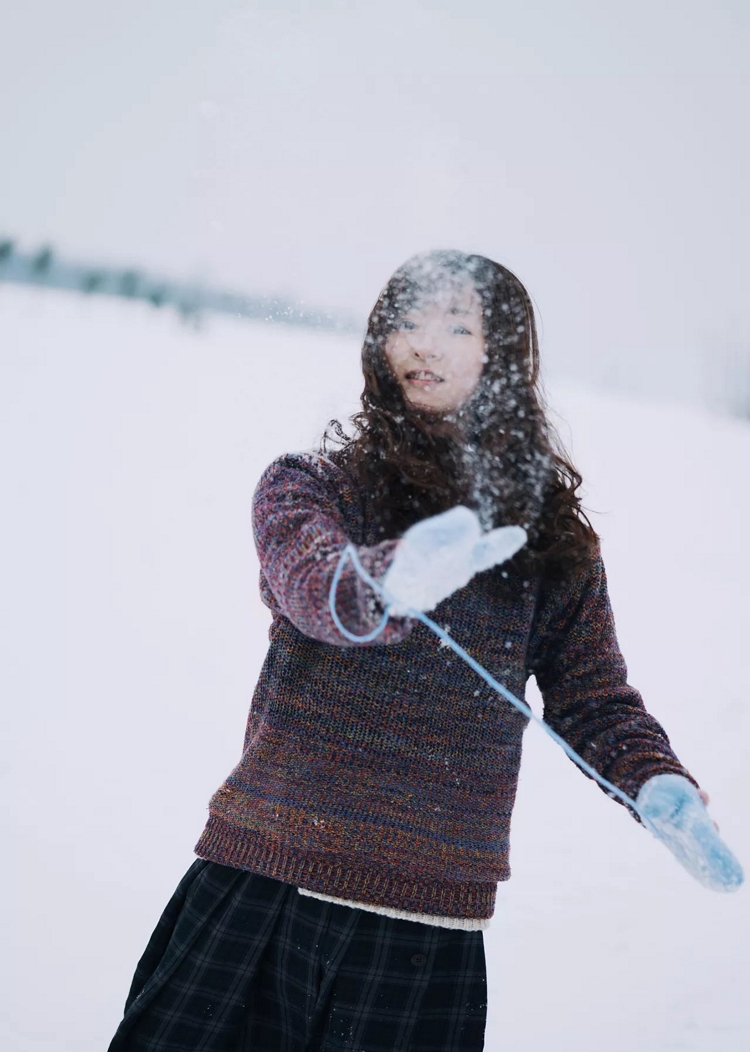 日本氧气美女长发清纯养眼自然雪地写真图片