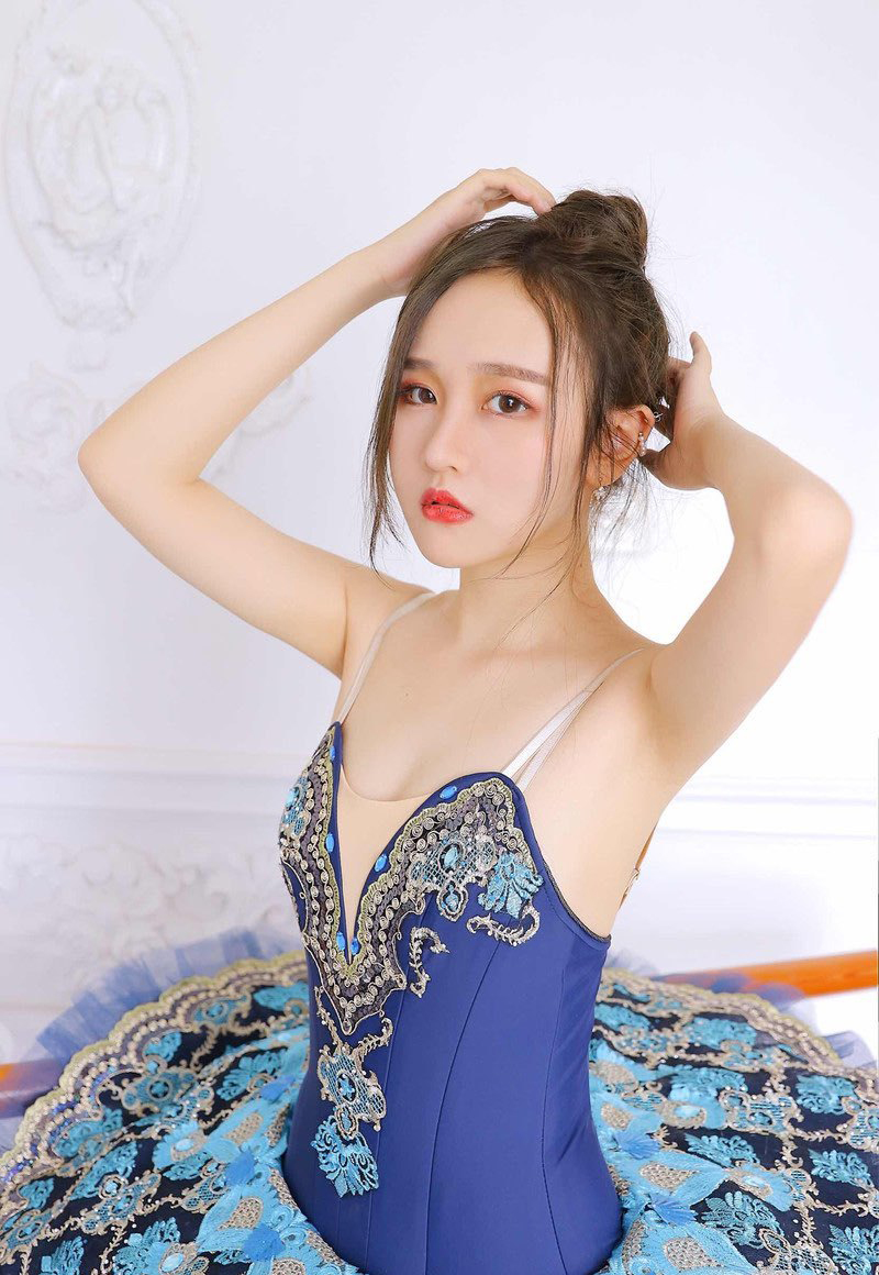 唯美清纯美女日式丸子头舞蹈服图片