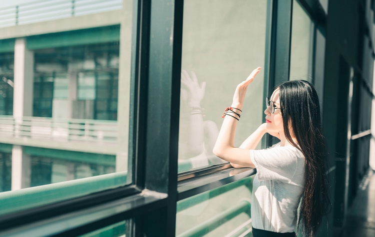 清秀眼镜美女校花纤细苗条风情长发写真图片