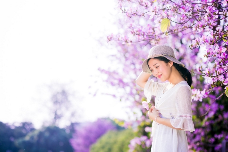 校园操场美女清纯淑雅气质唯美空灵写真图片