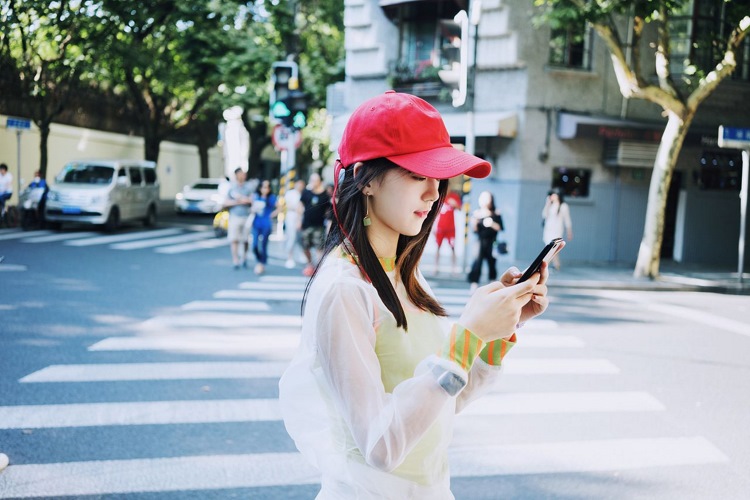 韩国俏皮美女时尚氧气街头清纯甜美笑容写真图片