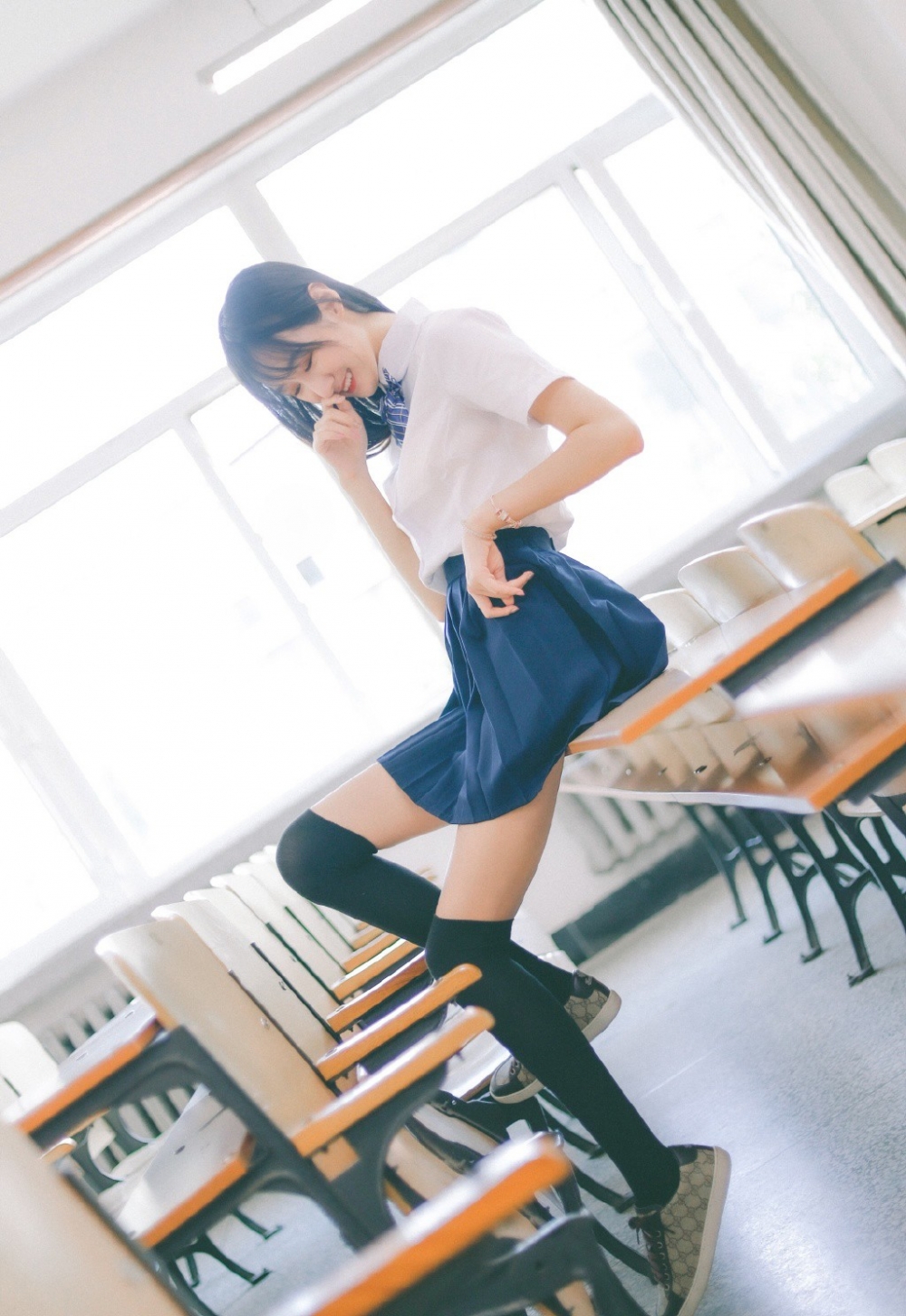 美女校花飘逸长发学生制服白皙美腿美女极度销魂图