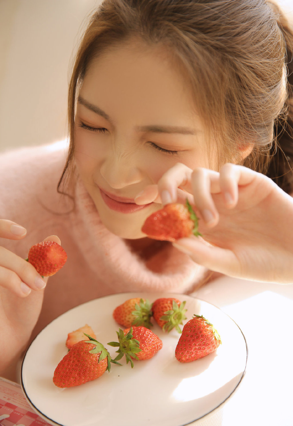 唯美清纯美女中长卷发漂亮脸蛋露齿甜笑生活照写真