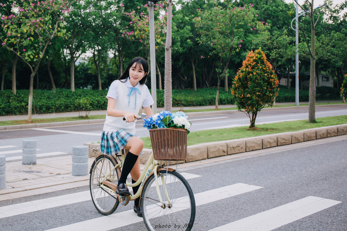 素颜漂亮刘海女孩