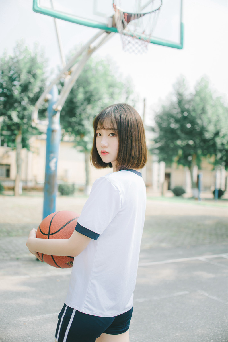 穿运动裤玩篮球的短发女孩