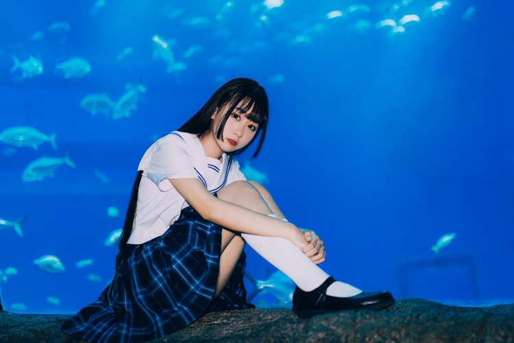 水族馆清纯养眼的白丝制服美少女吸晴极品美腿写真