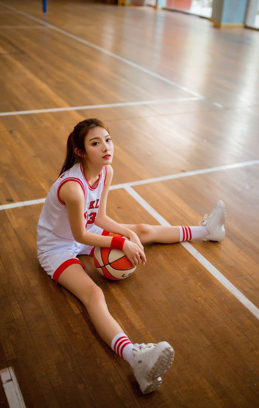 极品清纯美女学生简单马尾辫休闲运动服篮球场写真