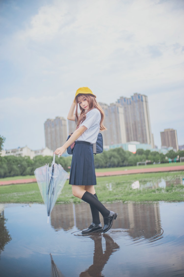 小黄帽女孩户外校园制服白嫩清纯甜美可爱写真