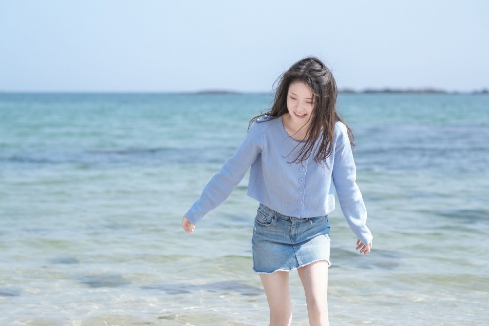 阳光下元气满满的娇俏少女细腰苗条完美女孩图片