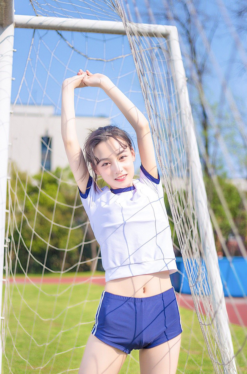 长腿运动服美少女清爽马尾辫白瓷肌肤吹弹可破写真