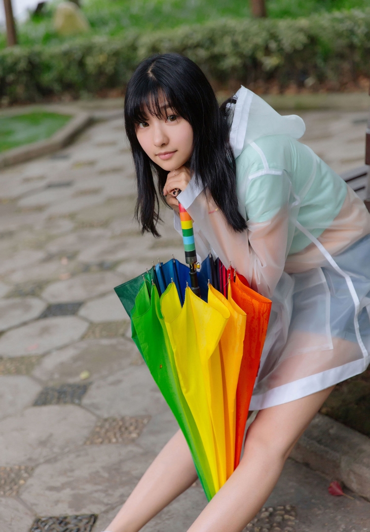 雨衣清纯少女周闻雨后休息日清纯写真图片