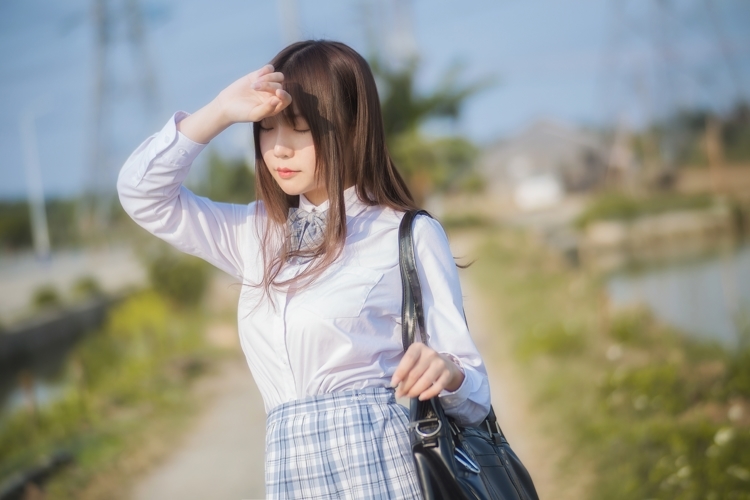 草坪上阳光治愈少女唯美小清新养眼写真