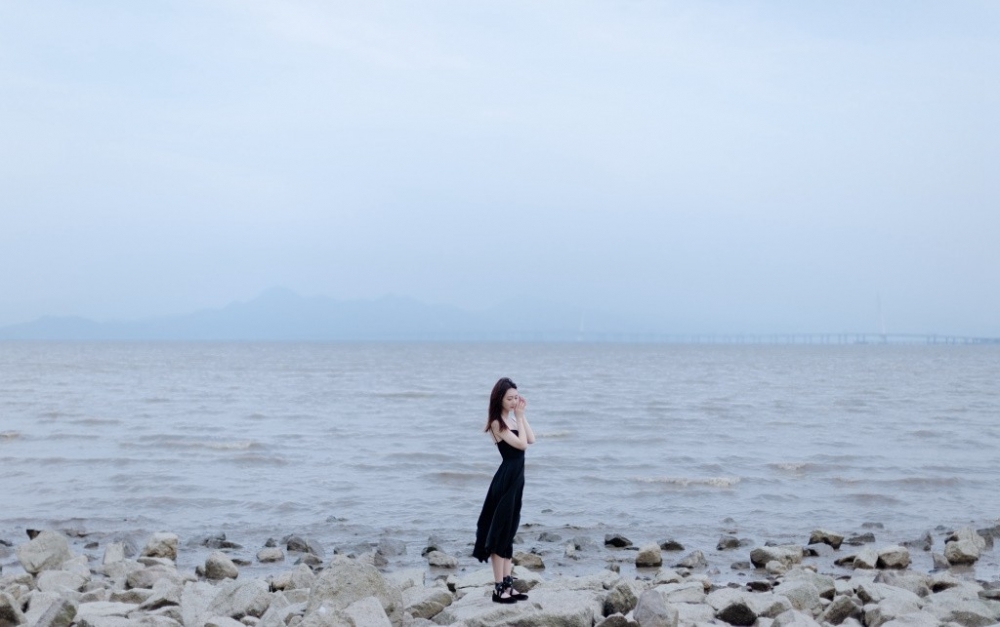 气质女神吊带连衣裙飘逸长发皮肤白皙销魂美女图库