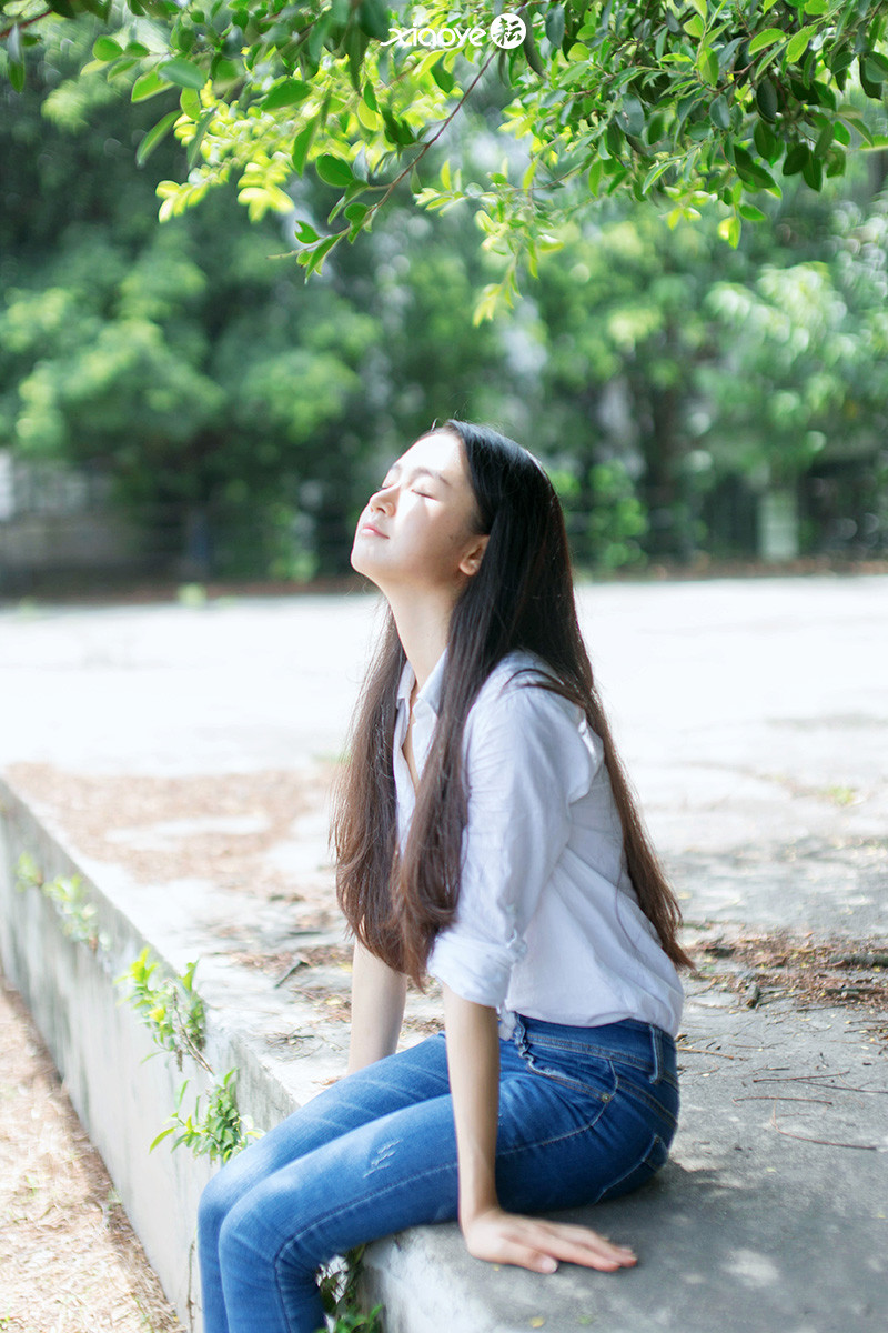 牛仔裤长发文静素颜女孩写真