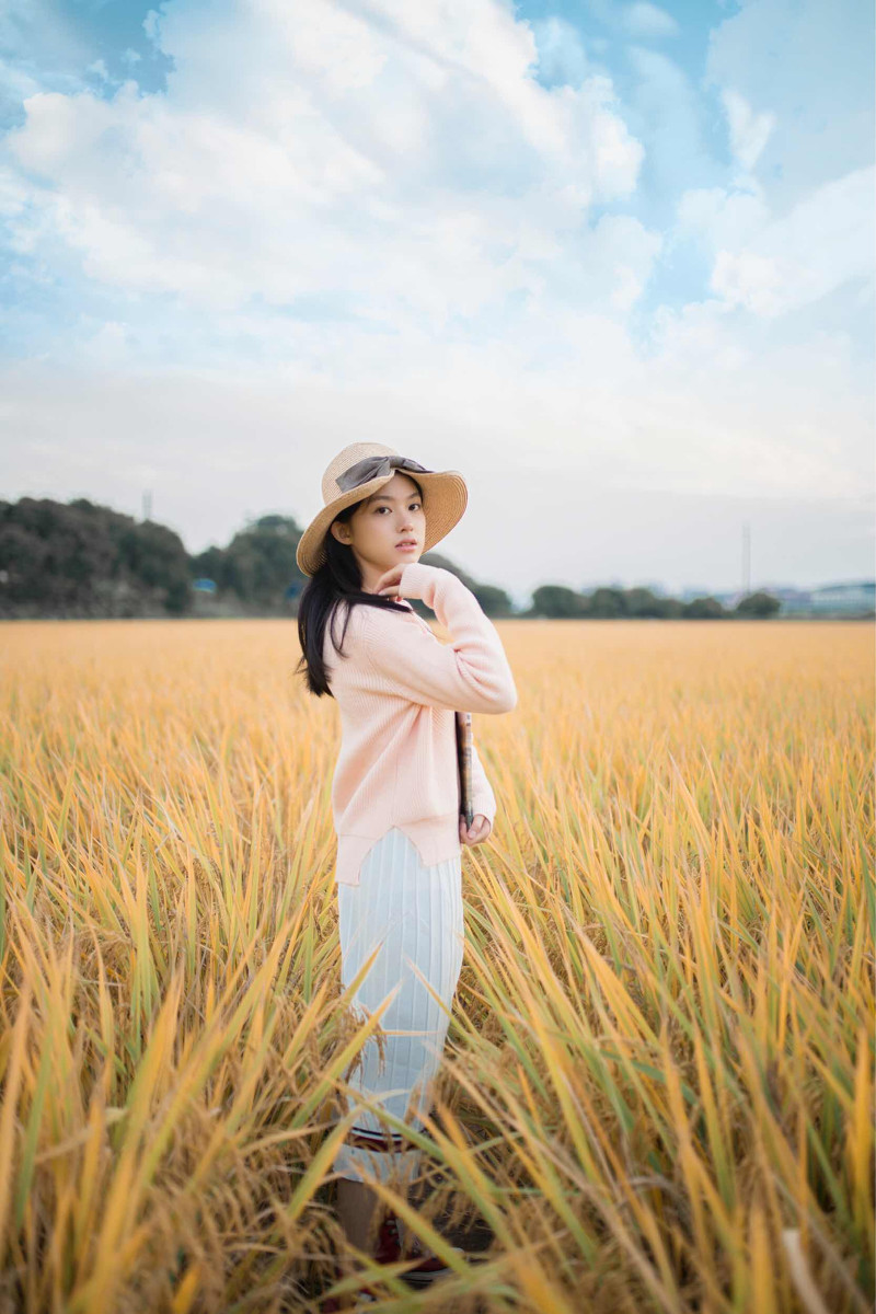 稻田里的清纯女孩