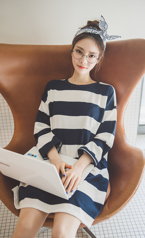 韩国漂亮脸蛋眼镜条纹衫美女模特