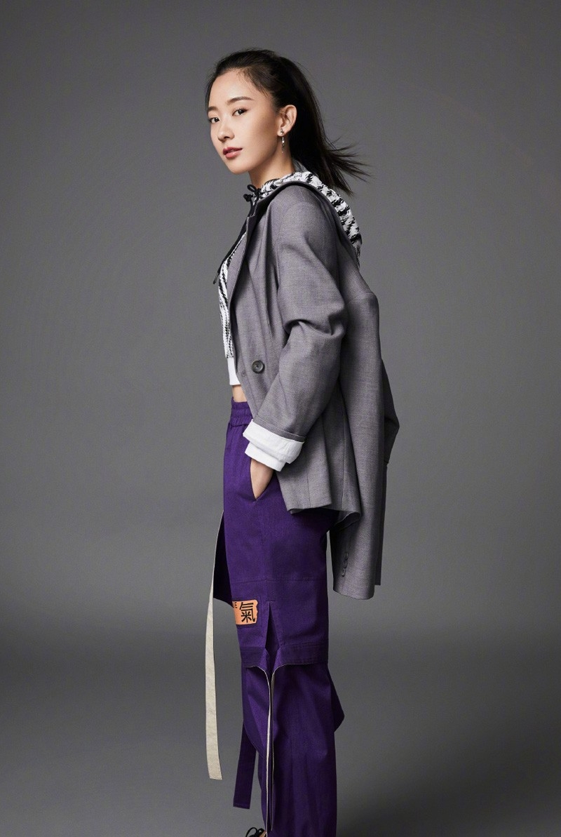 清秀少女朱颜曼滋帅气冷艳细腰身材时尚杂志写真图片